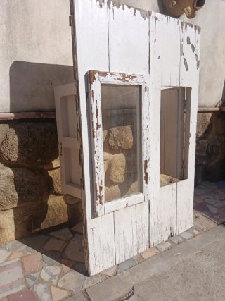 Ventana antigua de madera blanca