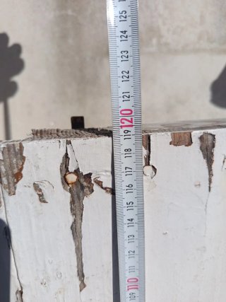 Ventana antigua de madera blanca