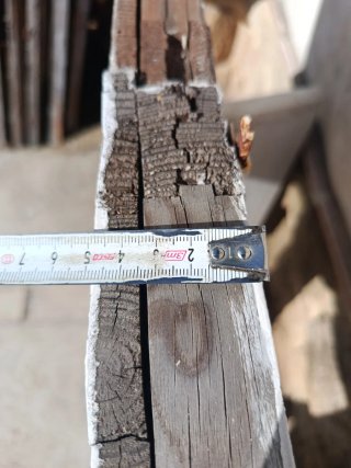 Ventana antigua de madera blanca