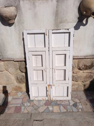 Ventana antigua de madera blanca