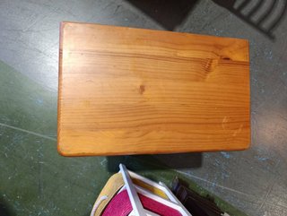 MESA DE NOCHE DE PINO 3 CAJONES