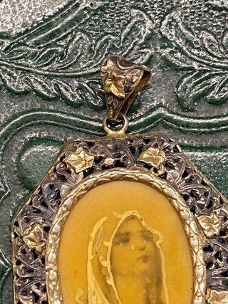 Antiquísima medalla plata y pintada a mano.