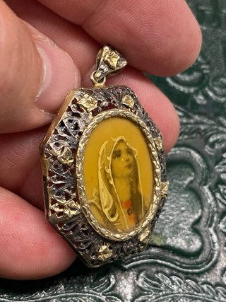 Antiquísima medalla plata y pintada a mano.