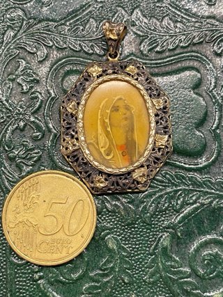 Antiquísima medalla plata y pintada a mano.