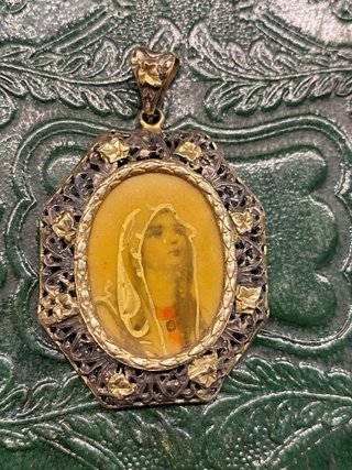 Antiquísima medalla plata y pintada a mano.