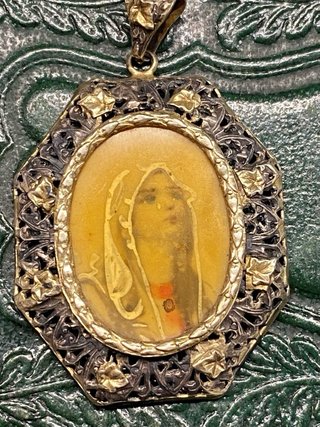 Antiquísima medalla plata y pintada a mano.