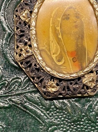Antiquísima medalla plata y pintada a mano.