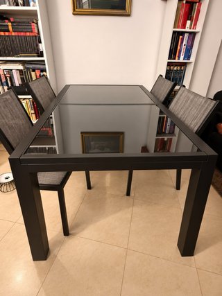 Mesa de comedor con 4 sillas