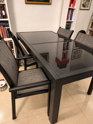 Mesa de comedor con 4 sillas