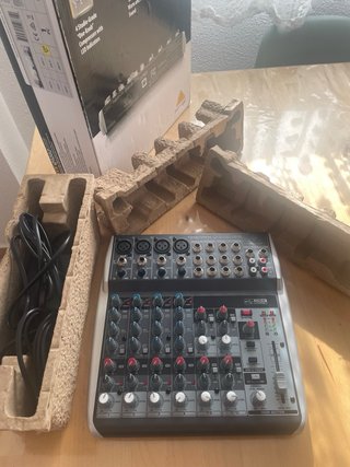 Mesa de mezclas Behringer Xenyx Q1202USB. Sin uso.