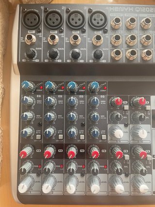 Mesa de mezclas Behringer Xenyx Q1202USB. Sin uso.