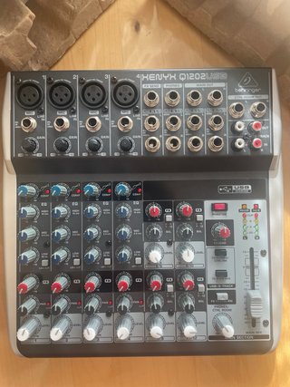 Mesa de mezclas Behringer Xenyx Q1202USB. Sin uso.