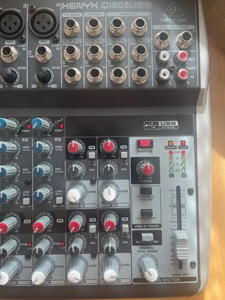 Mesa de mezclas Behringer Xenyx Q1202USB. Sin uso.