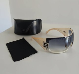 Gafas de sol Chanel vintage con pedrería