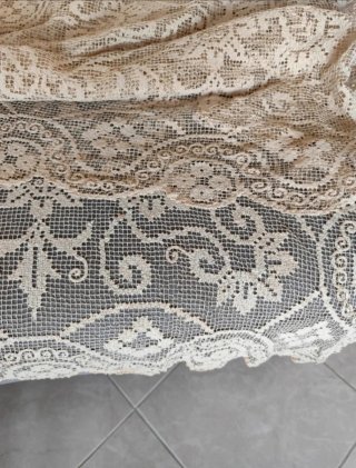Copriletto in filet beige