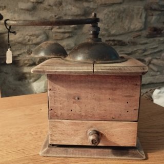 Molinillo de cafe antiguo de madera