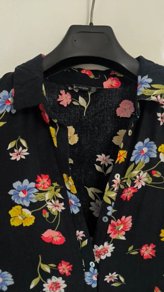 Vestido camisero negro floral Stradivarius