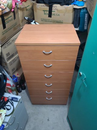 Cómoda de madera color nogal
