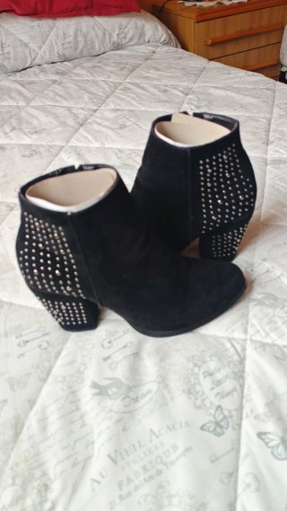 Botines negros tacón ancho con tachuelas