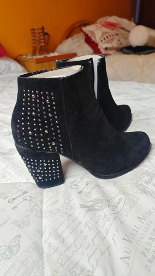 Botines negros tacón ancho con tachuelas