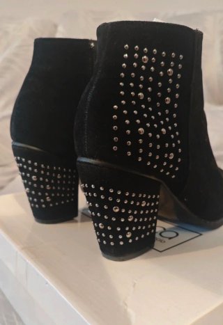 Botines negros tacón ancho con tachuelas