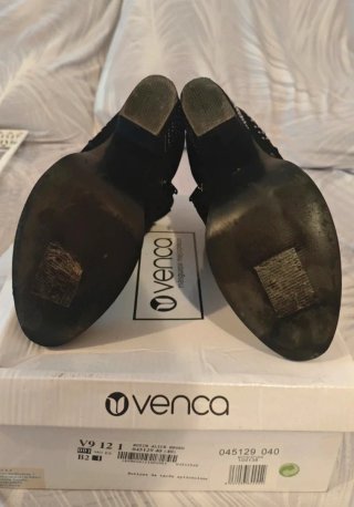 Botines negros tacón ancho con tachuelas