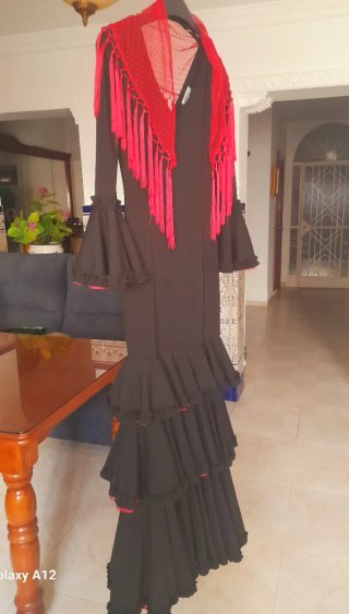 Elegante traje de feria negro y rojo