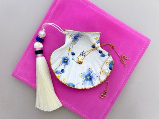 Concha decorada para joyería azul y blanco