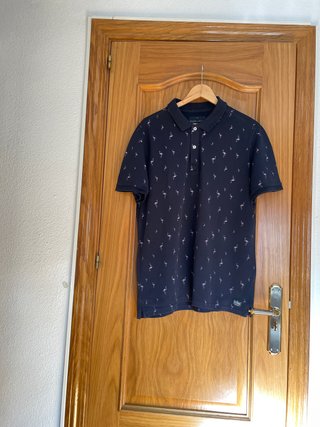 Polo azul marino con flamencos