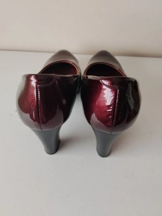 Zapatos de tacón rojos y marrones