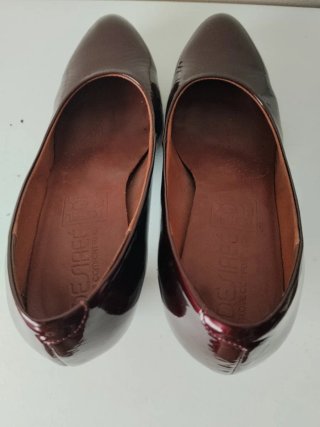 Zapatos de tacón rojos y marrones