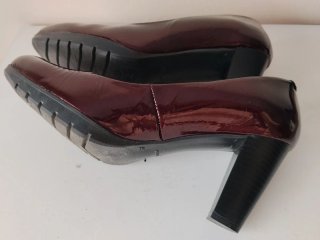 Zapatos de tacón rojos y marrones