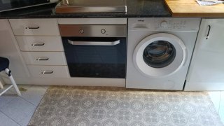 Muebles de cocina blancos y negros.