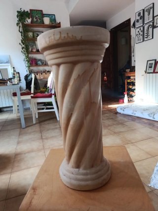 Columna decorativa de yeso
