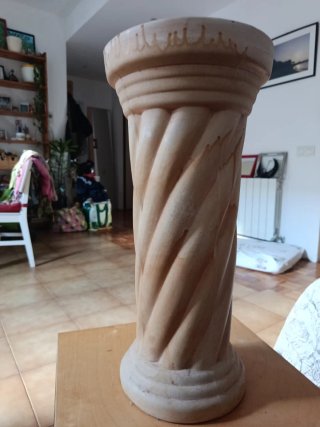 Columna decorativa de yeso