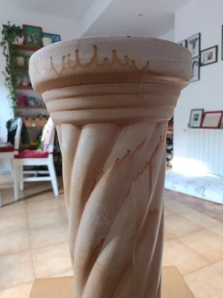 Columna decorativa de yeso