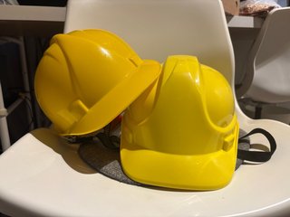 Cascos de obra amarillos