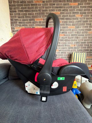 Sillita bebé para coche y transportarlo.