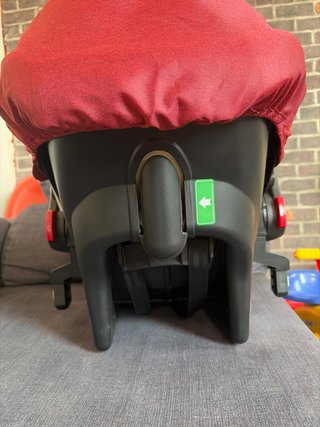 Sillita bebé para coche y transportarlo.