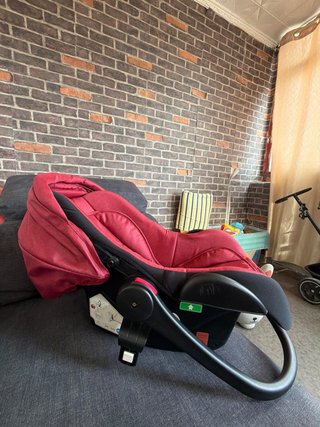 Sillita bebé para coche y transportarlo.