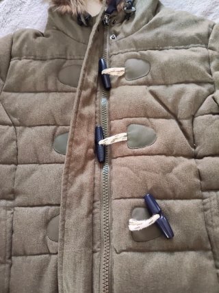 Cazadora verde militar con capucha