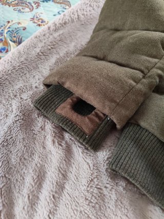 Cazadora verde militar con capucha