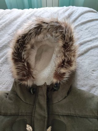 Cazadora verde militar con capucha