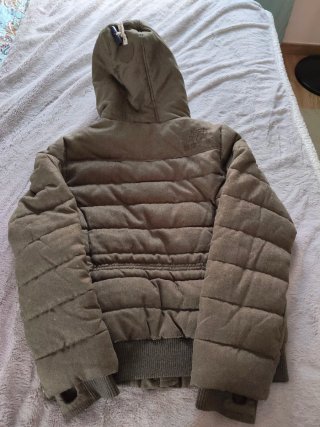 Cazadora verde militar con capucha