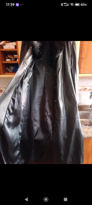 Gabardina de cuero con cuello de pelo