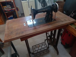 Máquina de coser Alfa antigua