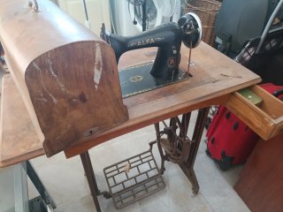 Máquina de coser Alfa antigua