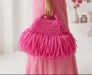 Bolso rosa fucsia de rafia hecho a mano con flecos