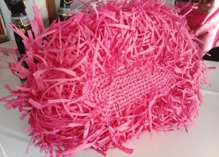 Bolso rosa fucsia de rafia hecho a mano con flecos