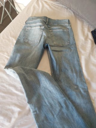 Pantalón vaquero largo azul.